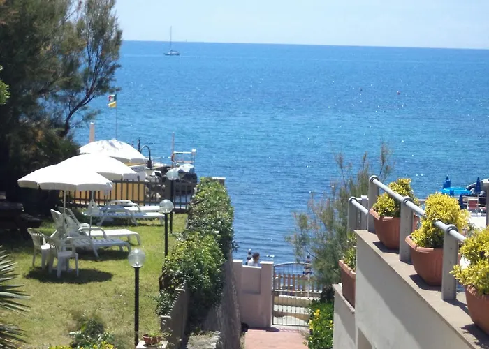 A 20 mt dal mare con ombrellone e sdraio in spiaggia