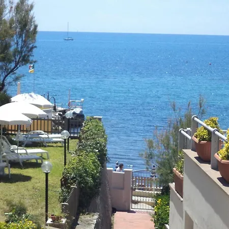 A 20 Mt Dal Mare Con Ombrellone E Sdraio In Spiaggia Castiglioncello Exterior photo