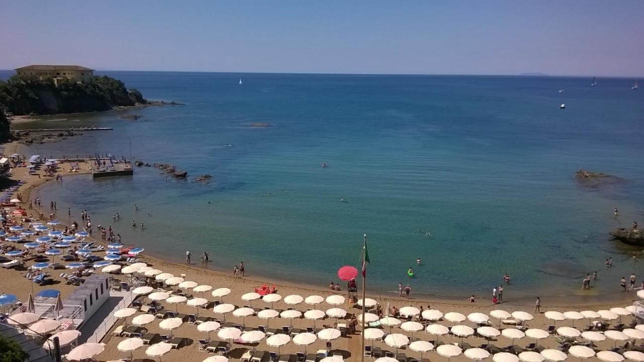 A 20 Mt Dal Mare Con Ombrellone E Sdraio In Spiaggia